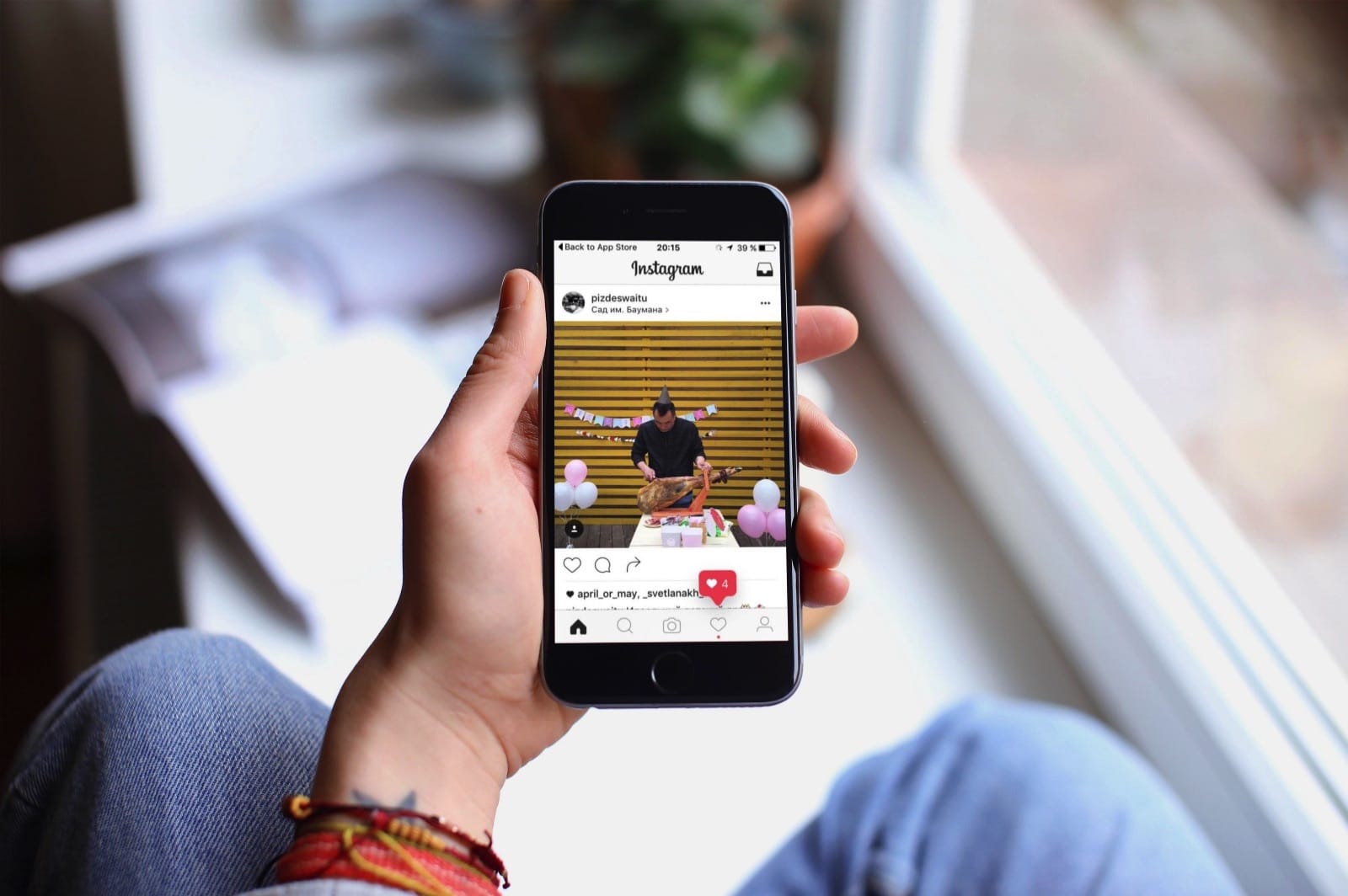 Article cover about Instagram black and white redesign